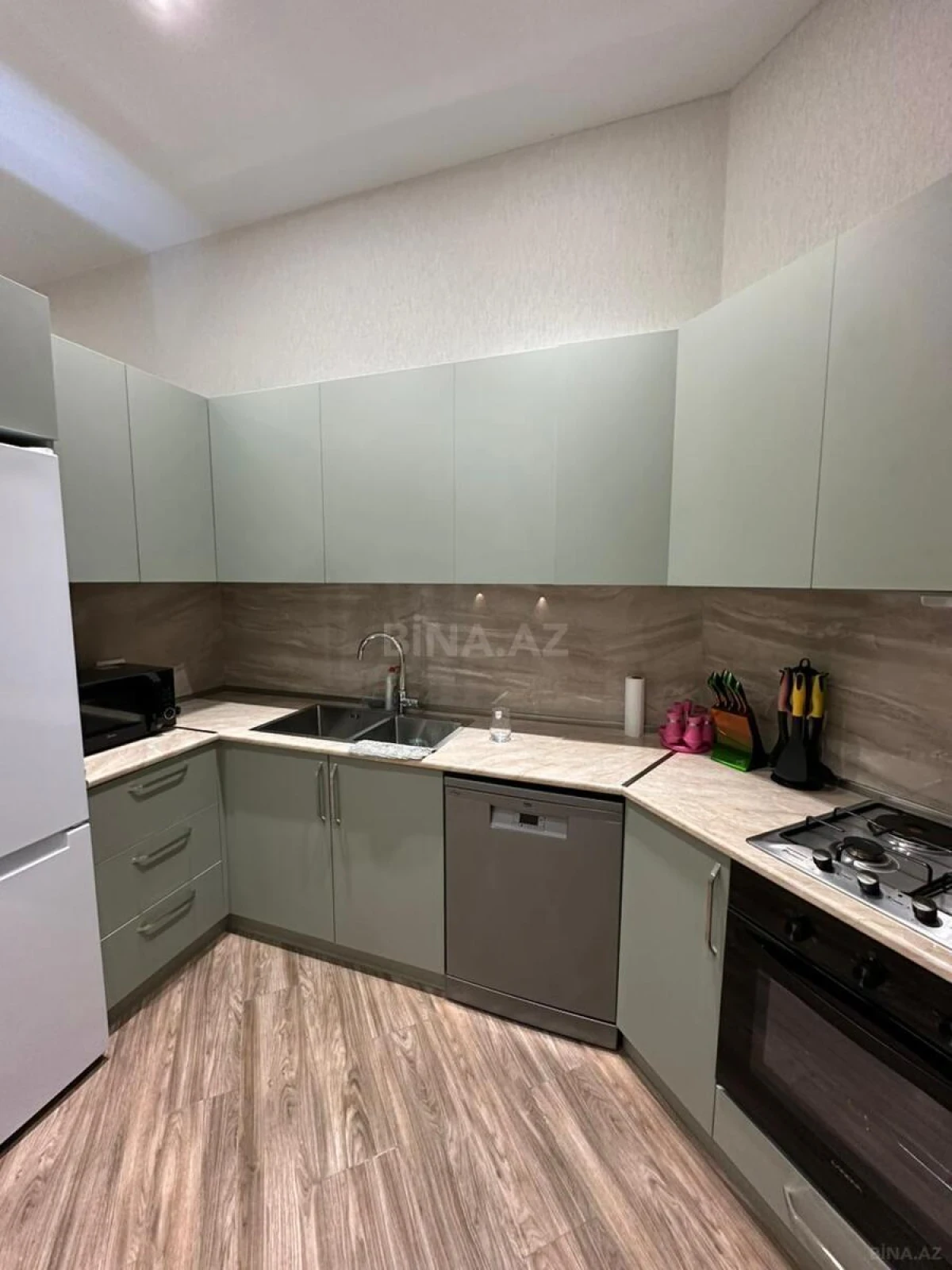 Kirayə verilir 3 otaqlı mənzil 100 m²