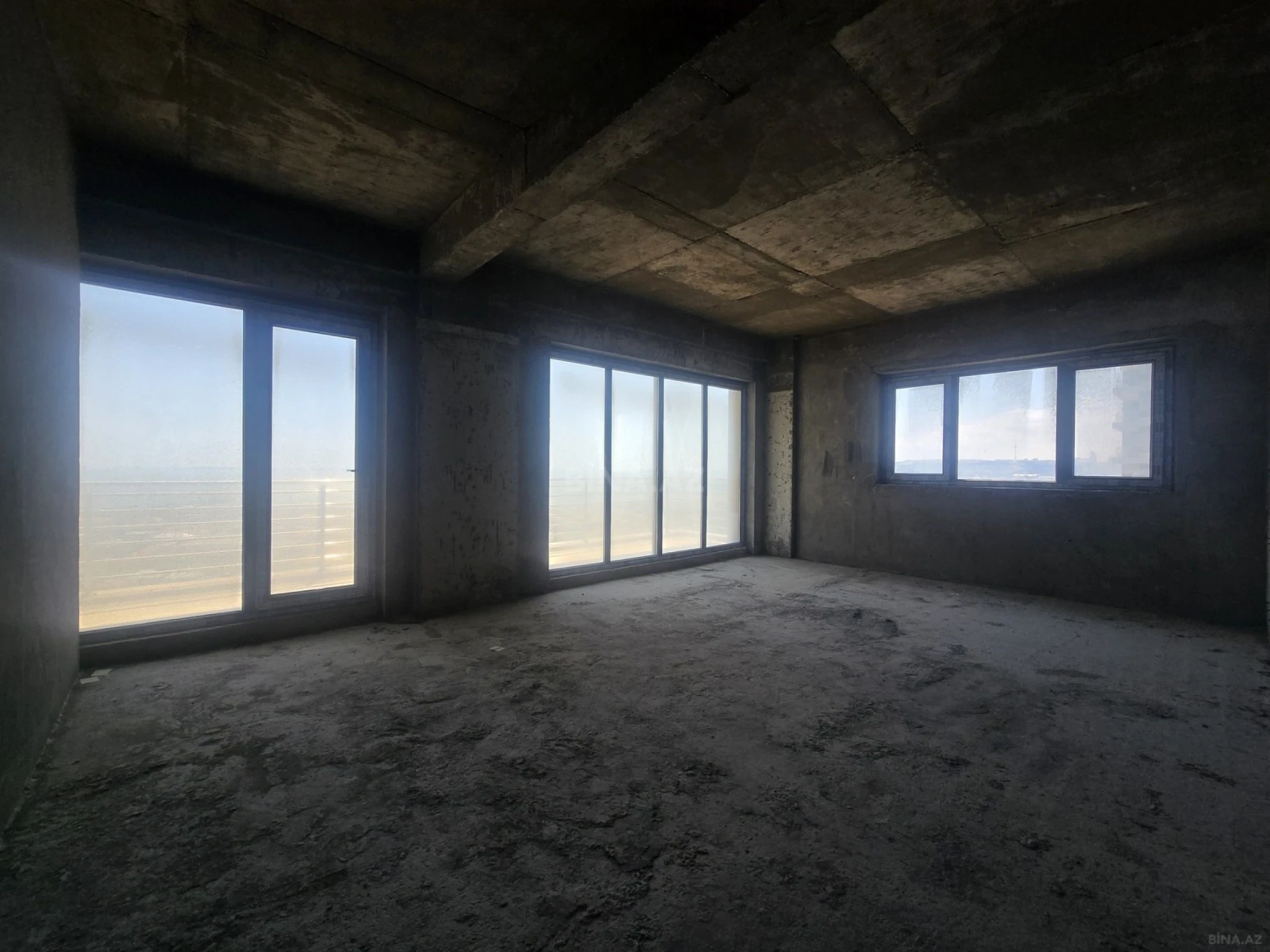 Satılır 4 otaqlı mənzil 190 m²