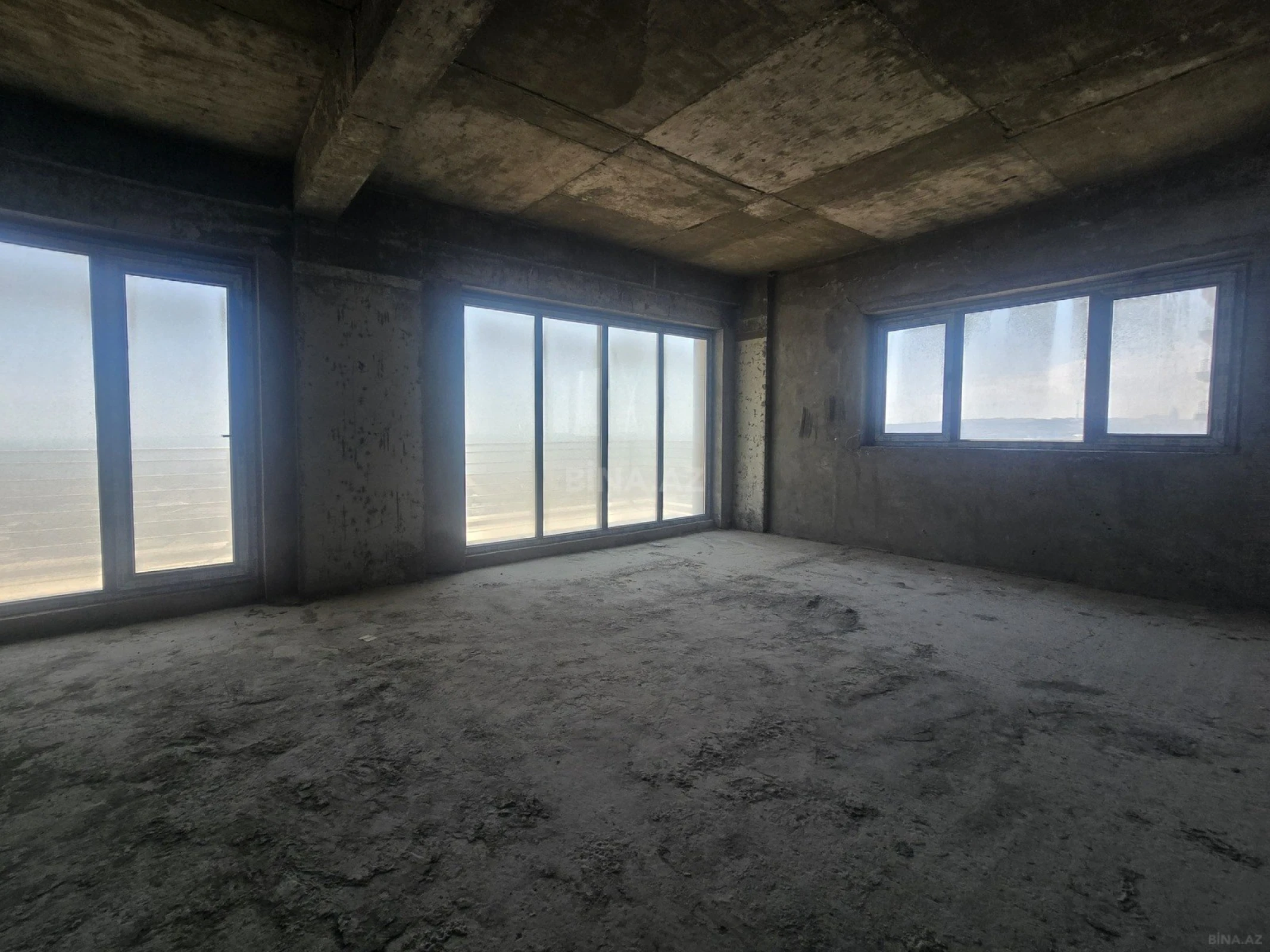 Satılır 4 otaqlı mənzil 190 m²