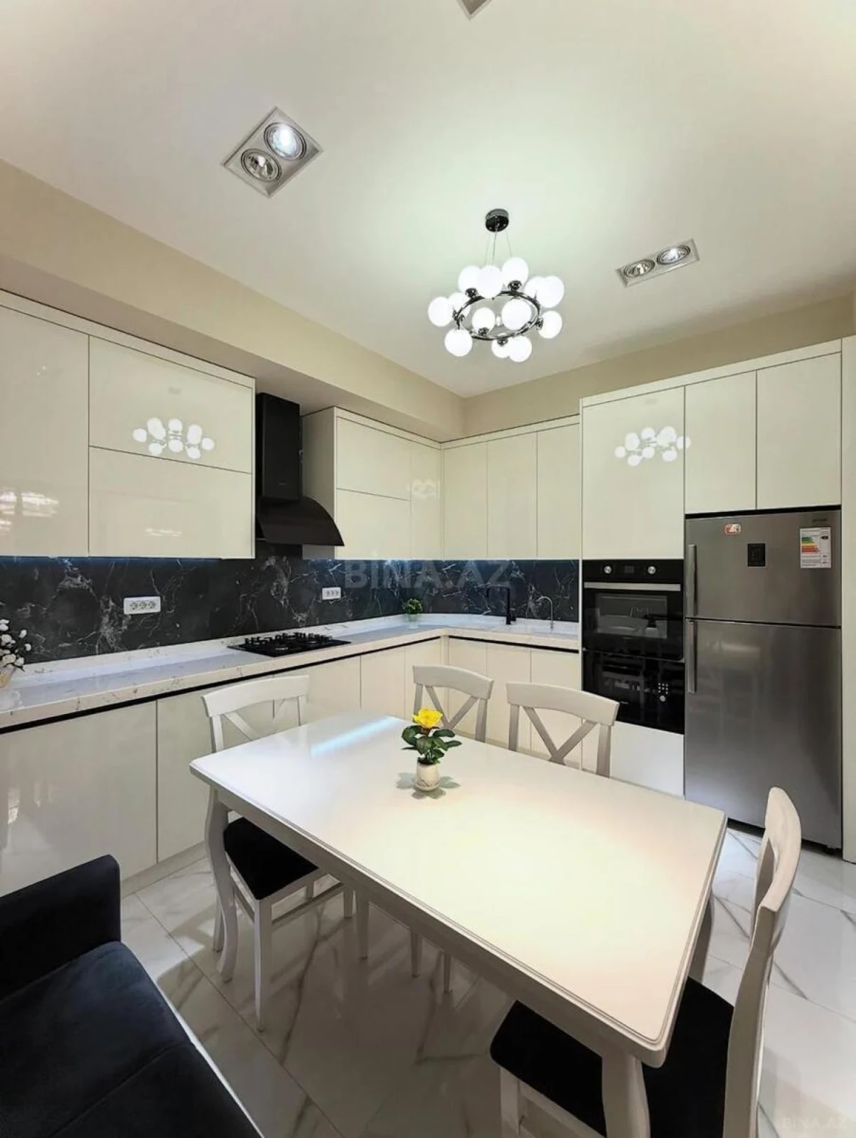 Kirayə verilir 3 otaqlı mənzil 145 m²