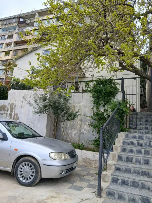 Satılır 6 otaqlı həyət evi 180 m²