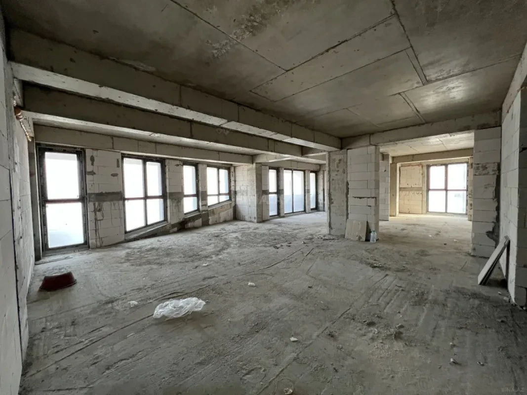 Satılır 5 otaqlı mənzil 303 m²