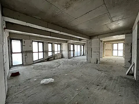 Satılır 5 otaqlı mənzil 303 m²
