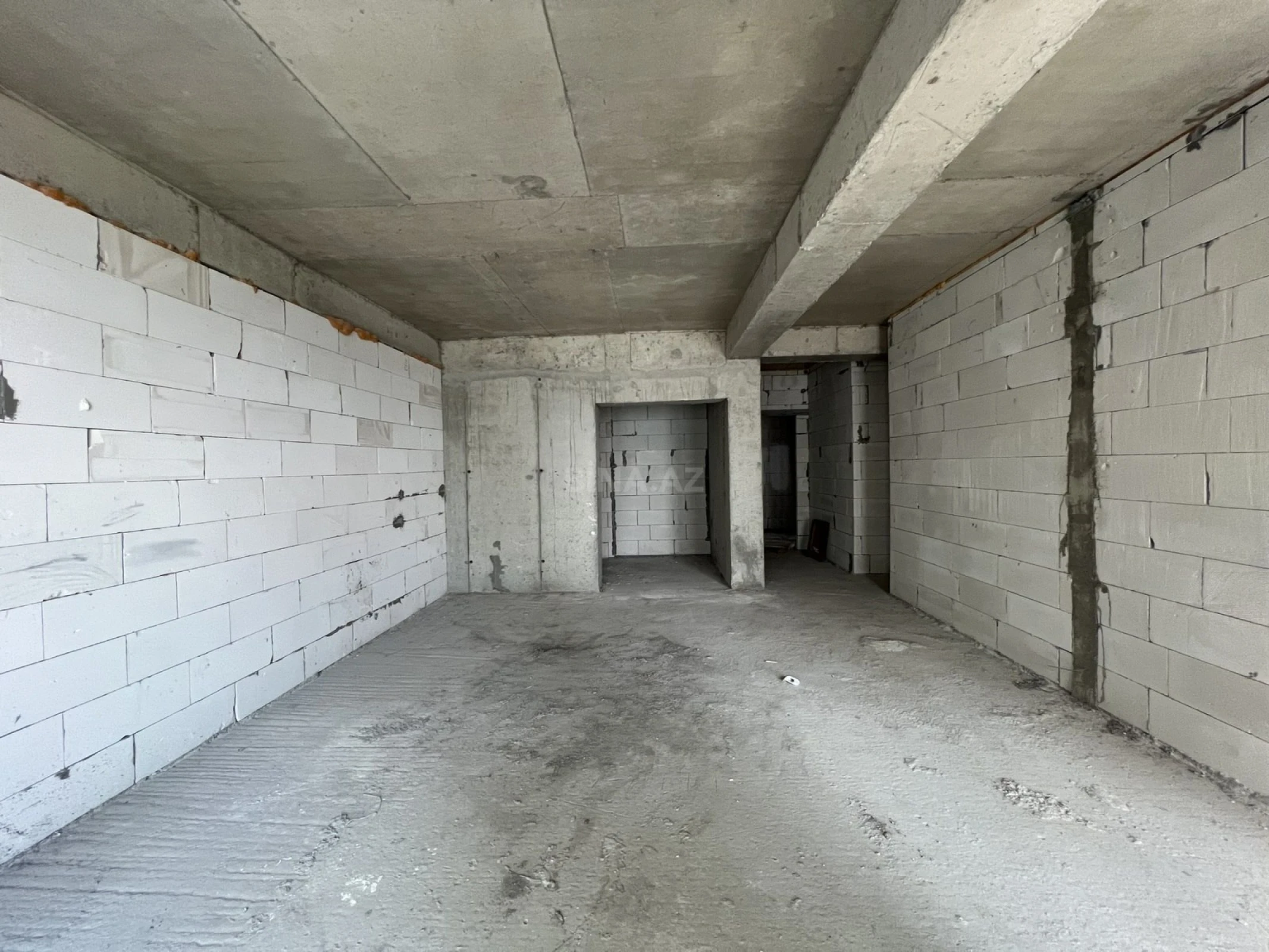 Satılır 5 otaqlı mənzil 303 m²