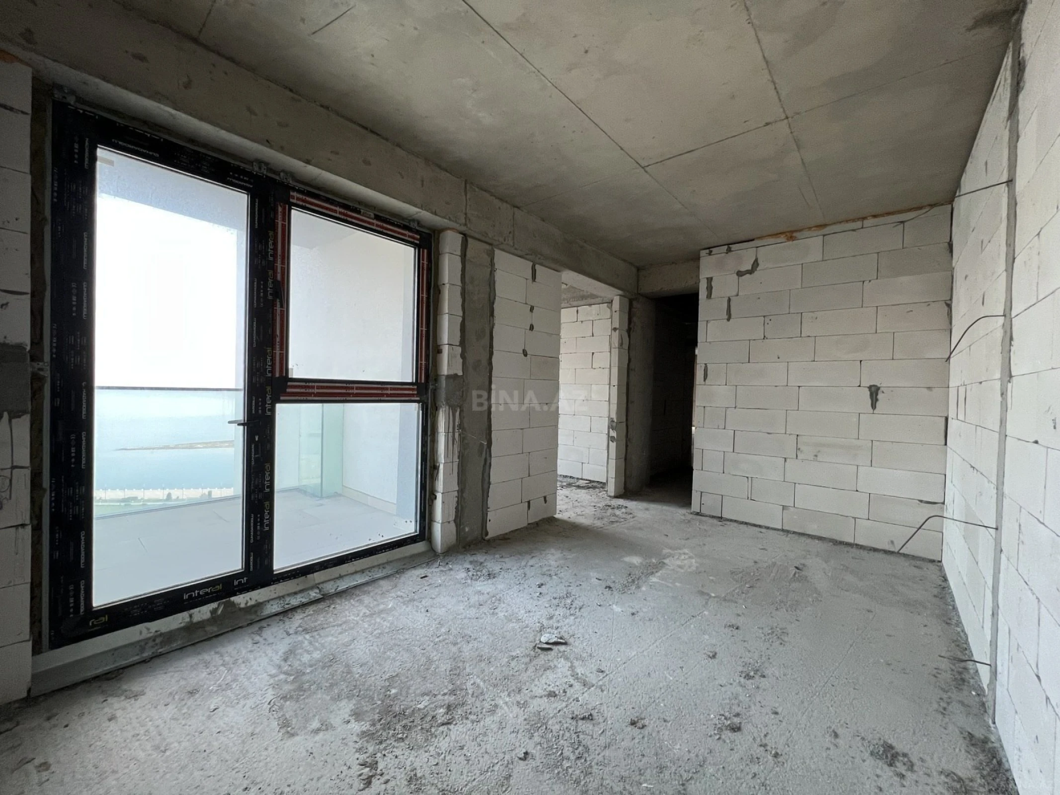 Satılır 5 otaqlı mənzil 303 m²
