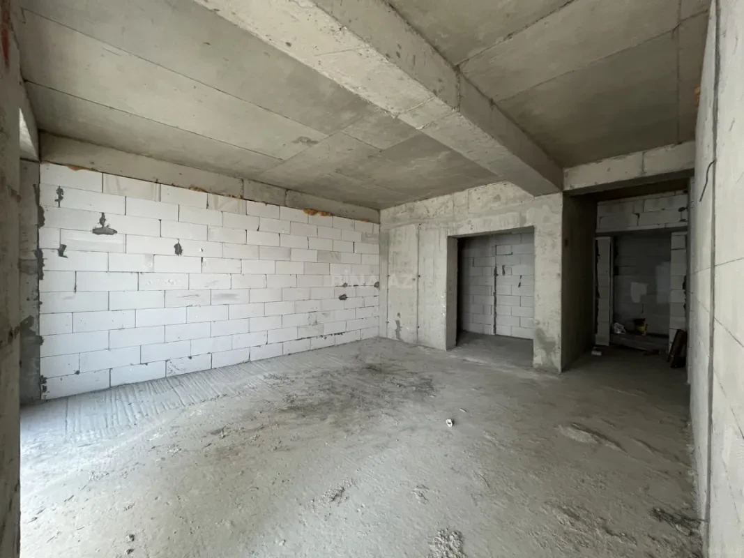 Satılır 5 otaqlı mənzil 303 m²
