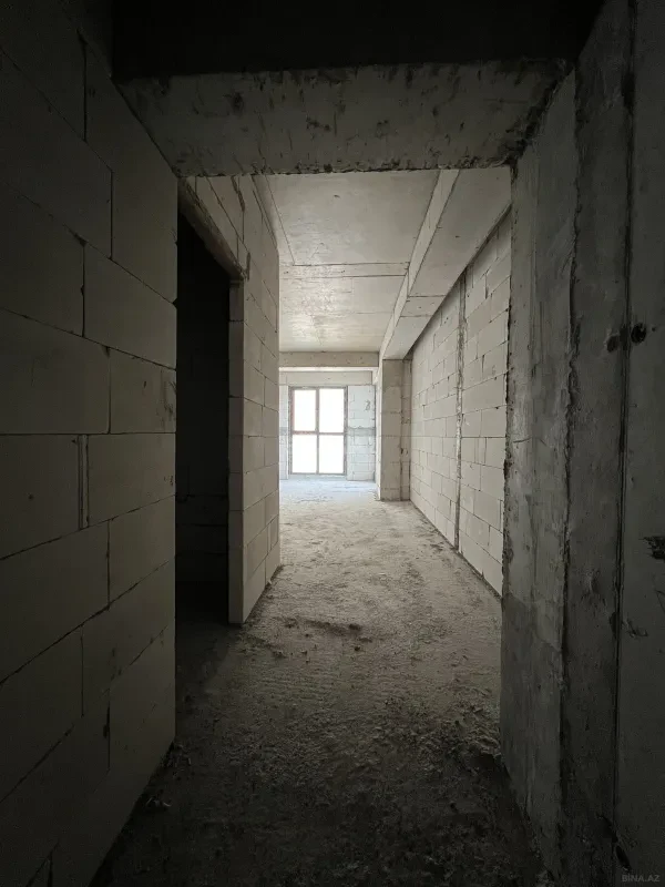 Satılır 5 otaqlı mənzil 303 m²