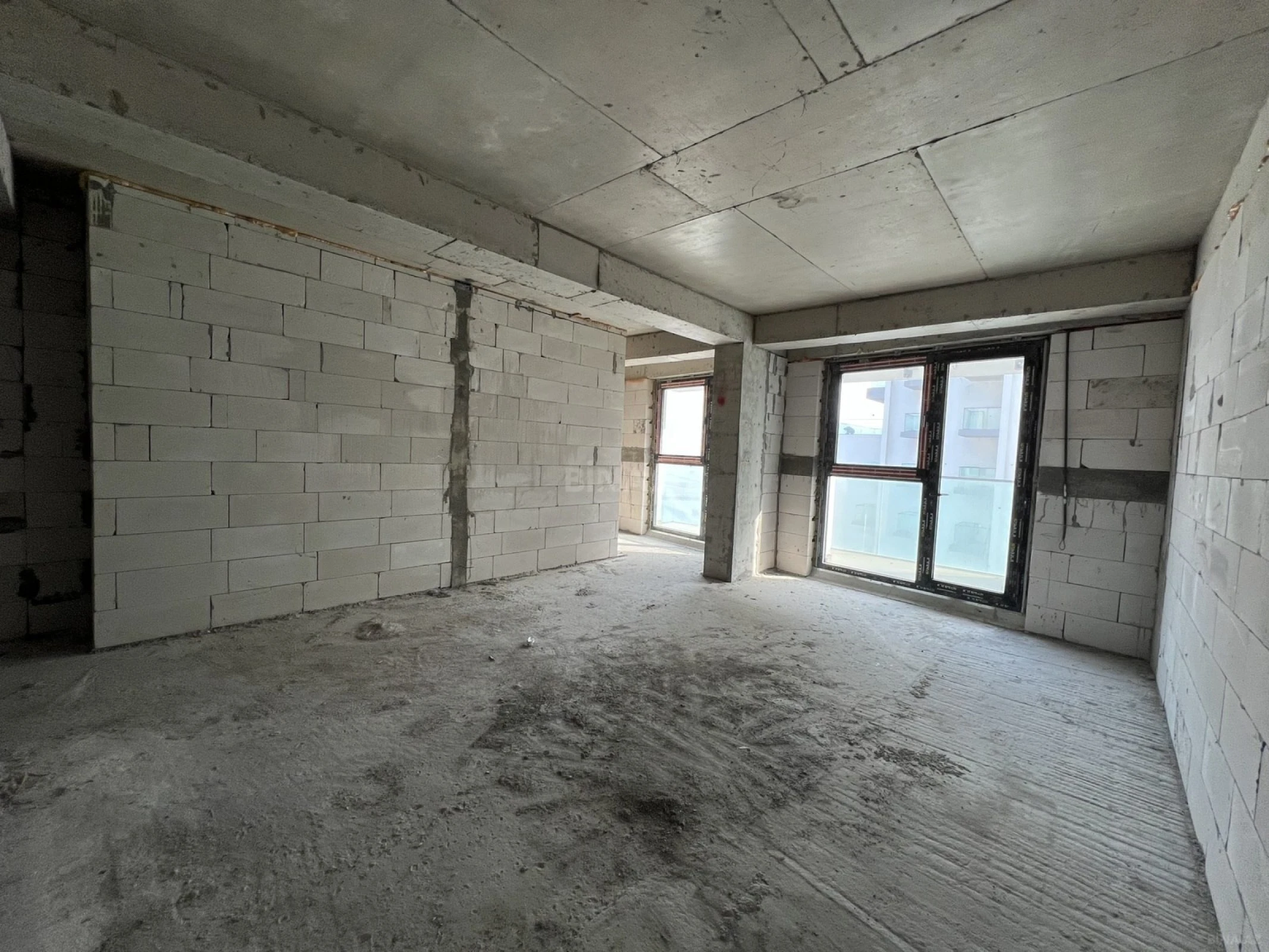 Satılır 5 otaqlı mənzil 303 m²