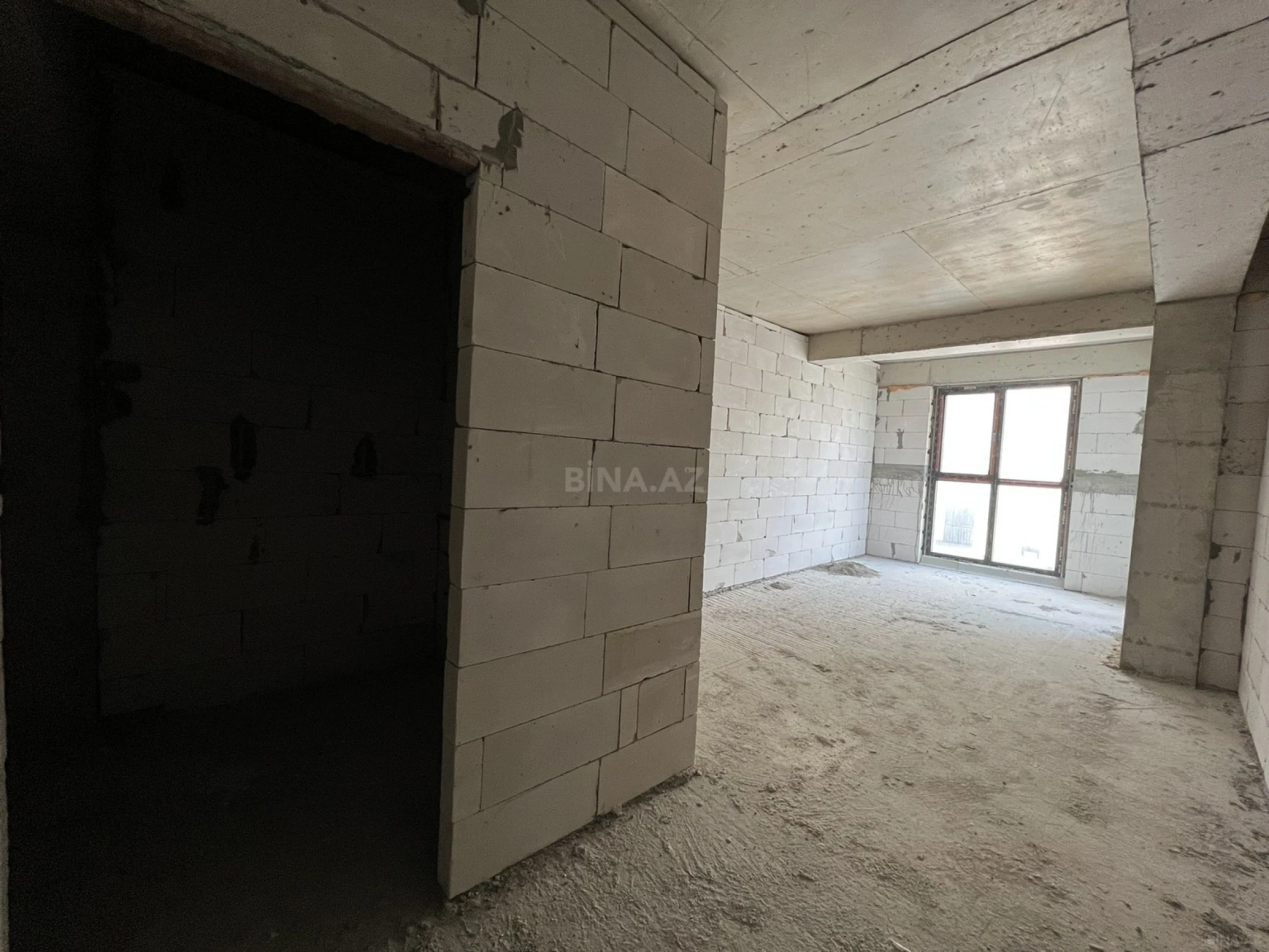 Satılır 5 otaqlı mənzil 303 m²