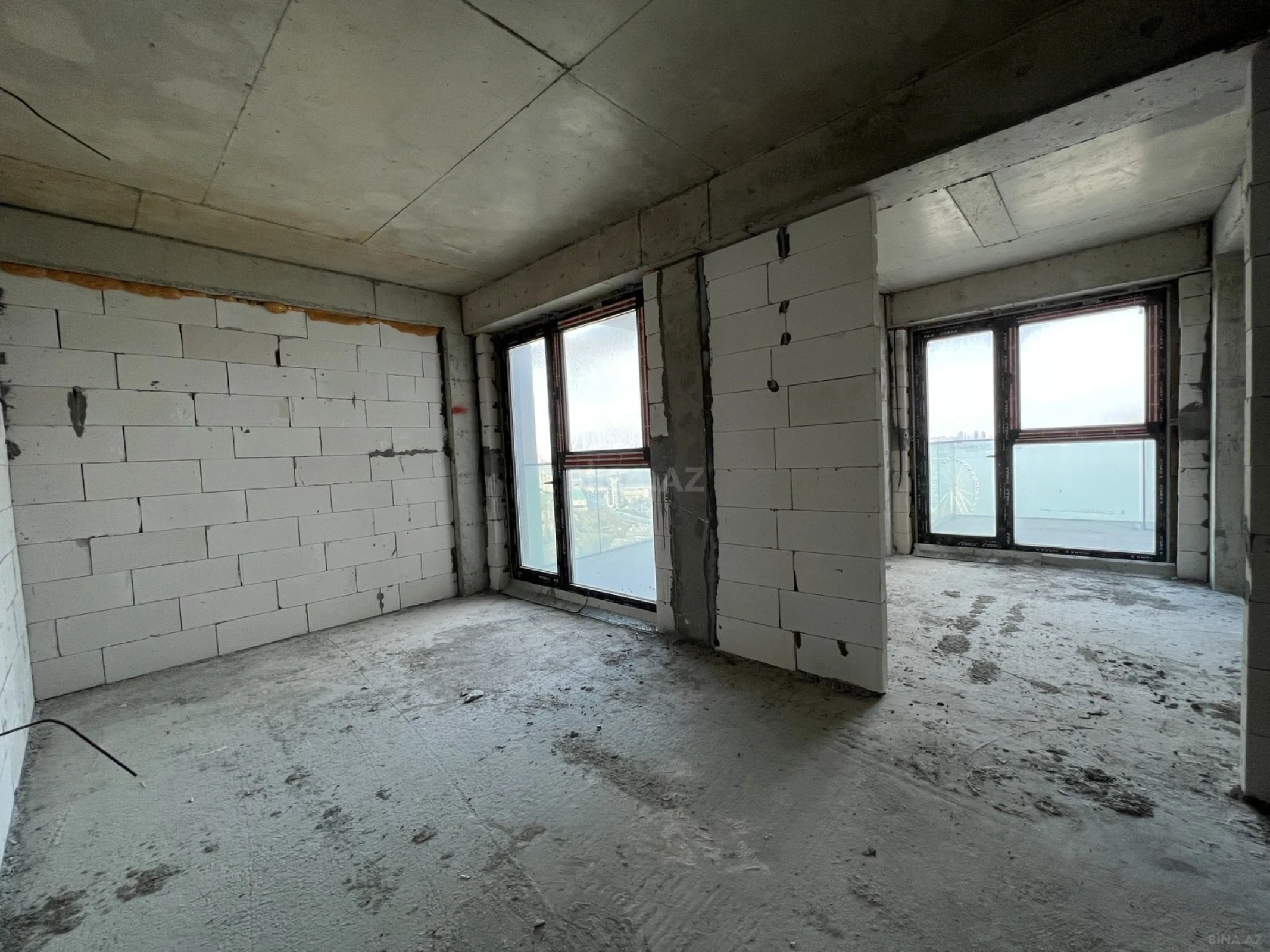 Satılır 5 otaqlı mənzil 303 m²