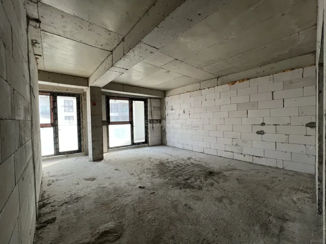 Satılır 5 otaqlı mənzil 303 m²