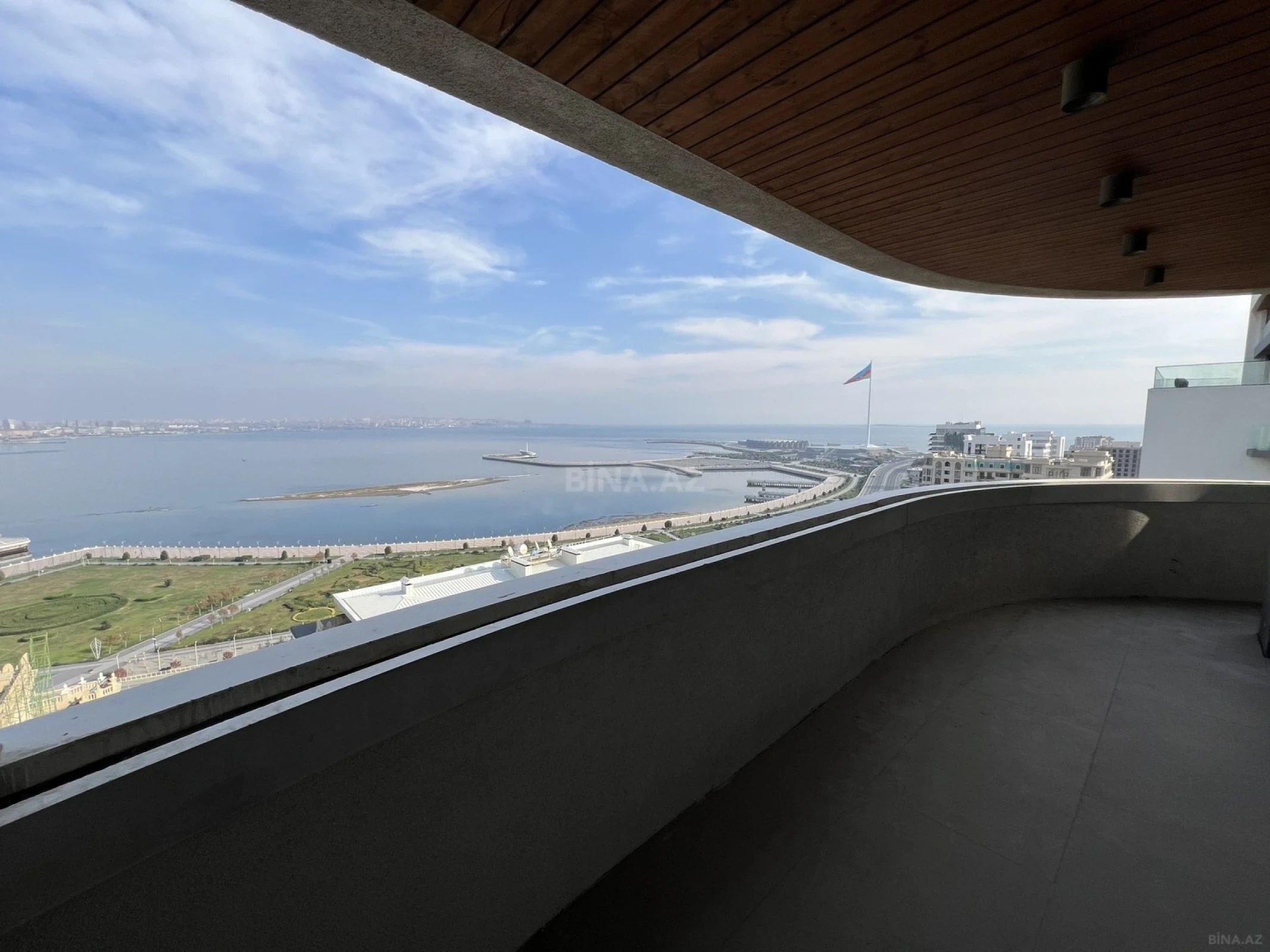 Satılır 5 otaqlı mənzil 303 m²