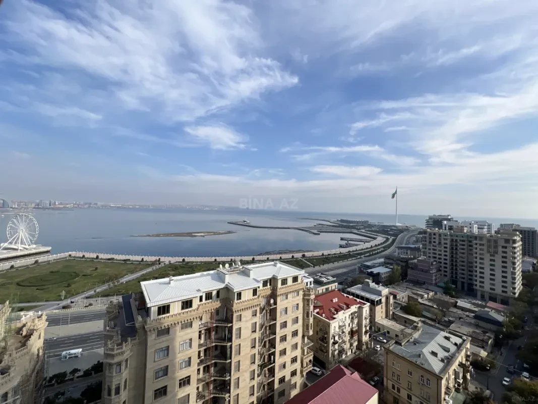 Satılır 5 otaqlı mənzil 303 m²