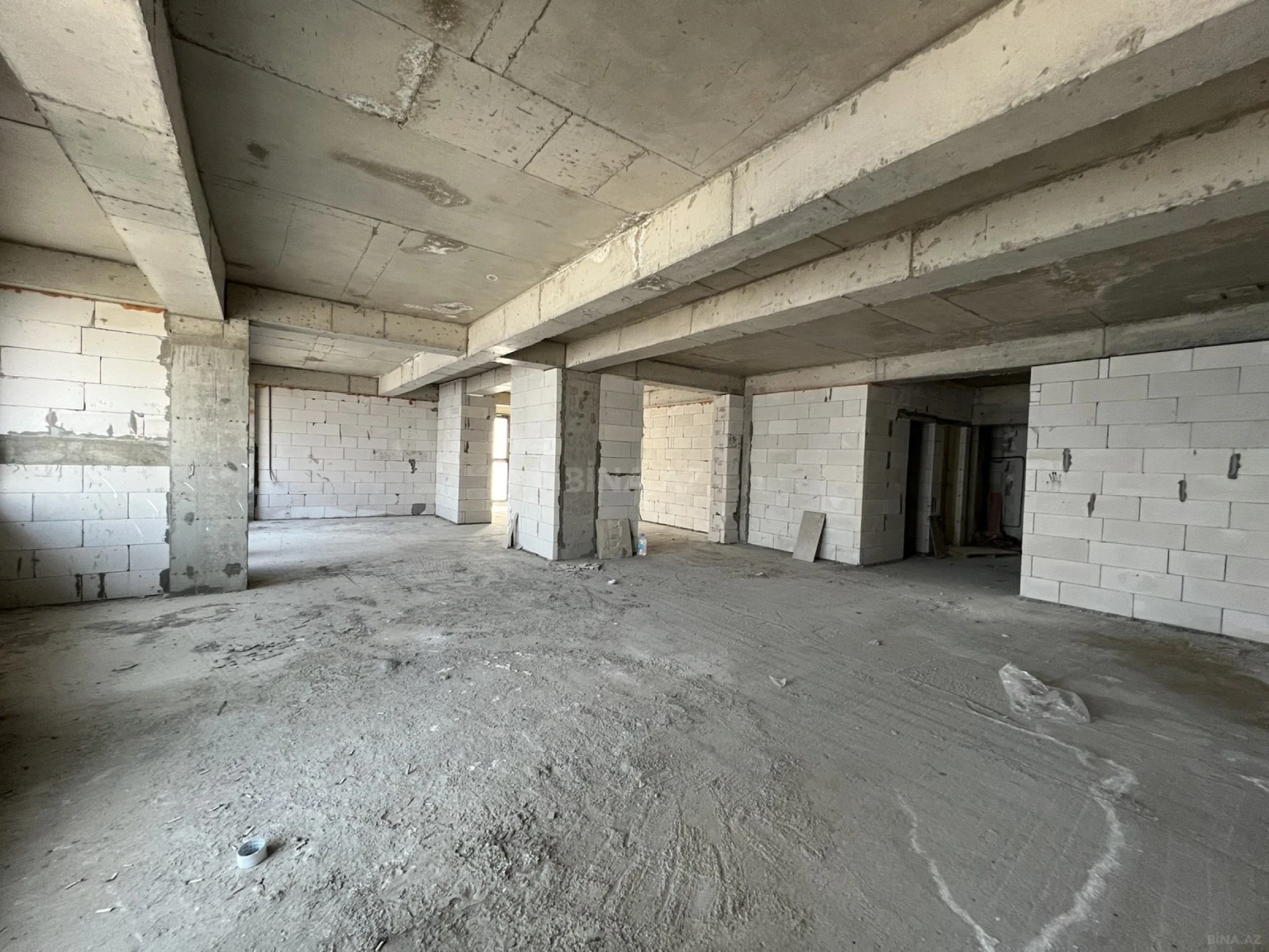 Satılır 5 otaqlı mənzil 303 m²