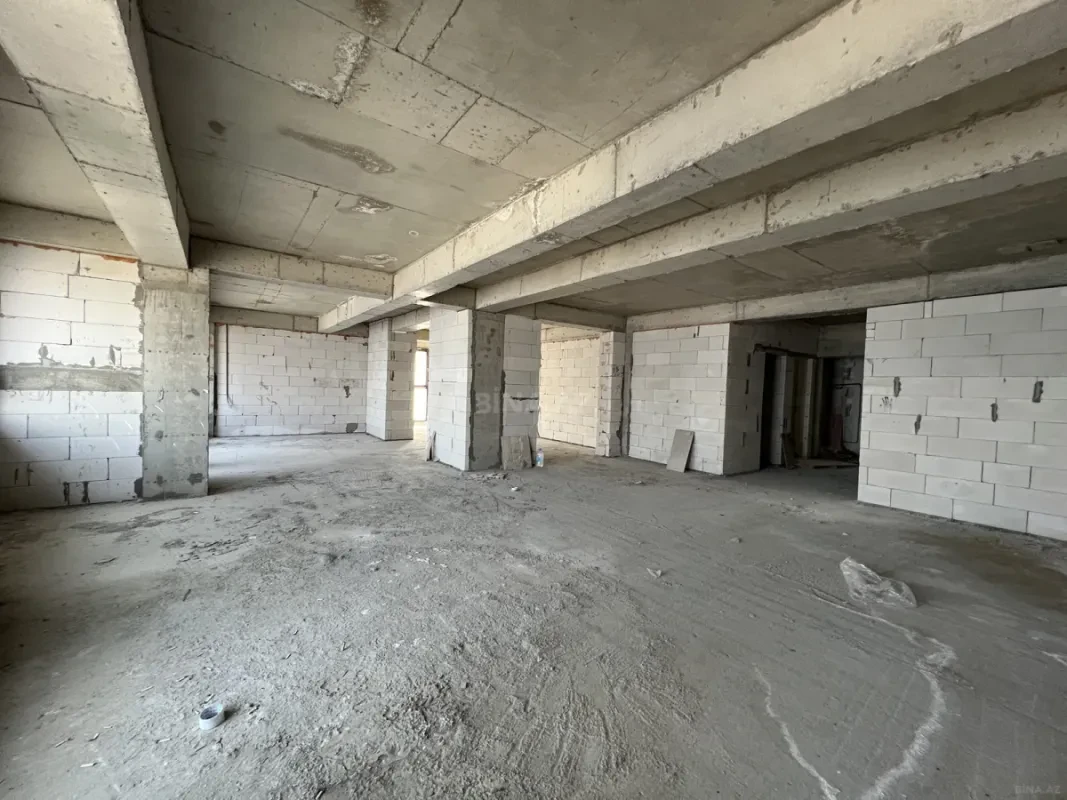 Satılır 5 otaqlı mənzil 303 m²