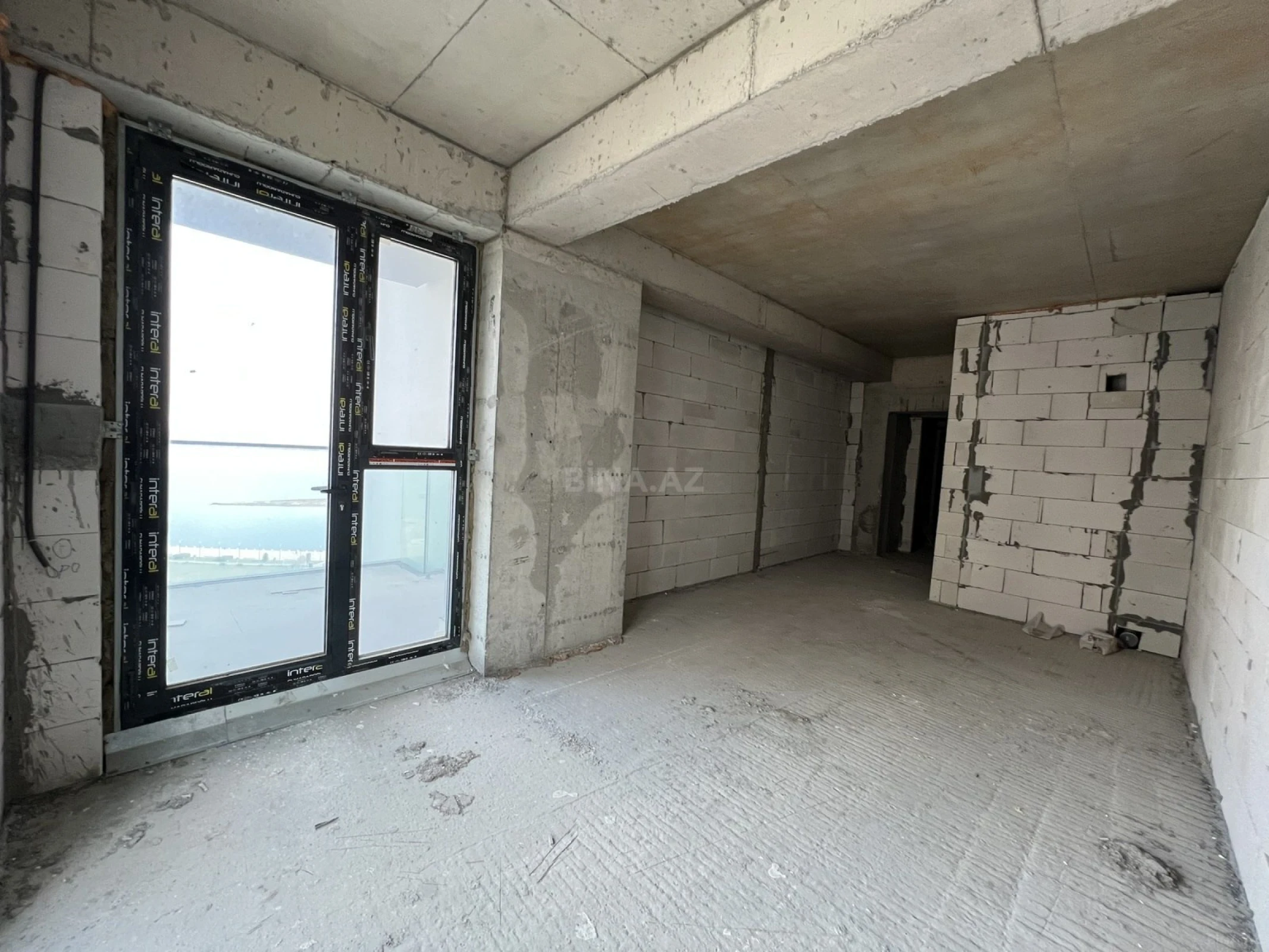 Satılır 5 otaqlı mənzil 303 m²