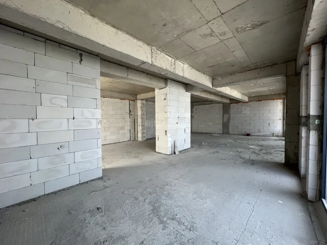 Satılır 5 otaqlı mənzil 303 m²