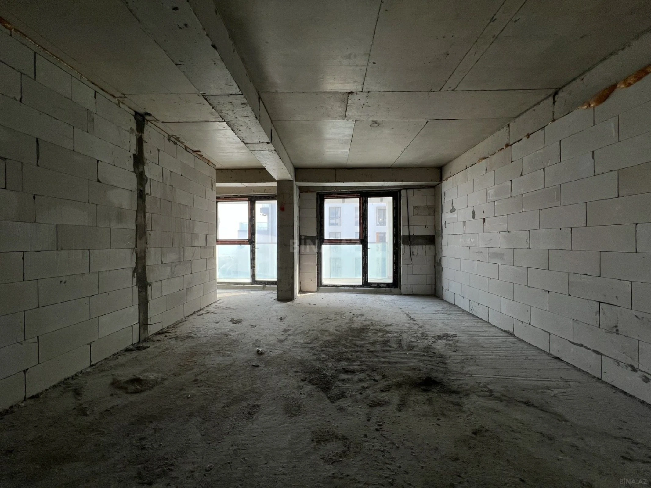 Satılır 5 otaqlı mənzil 303 m²