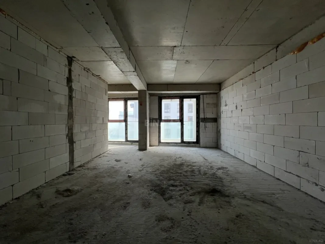 Satılır 5 otaqlı mənzil 303 m²