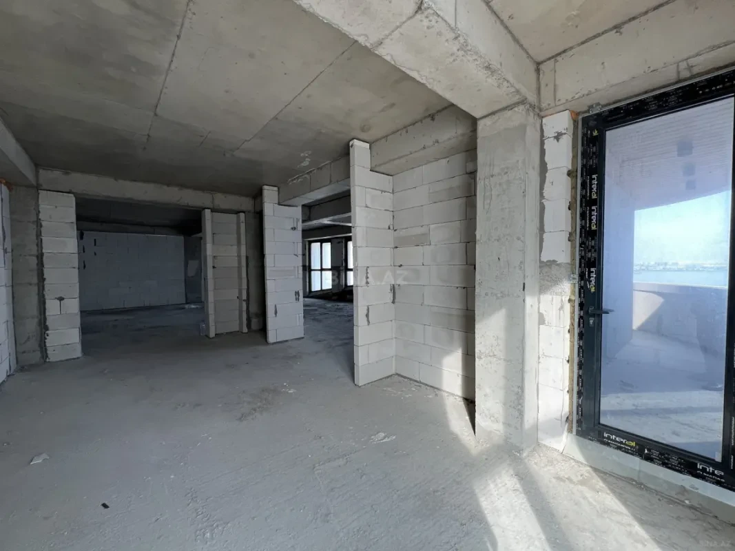 Satılır 5 otaqlı mənzil 303 m²
