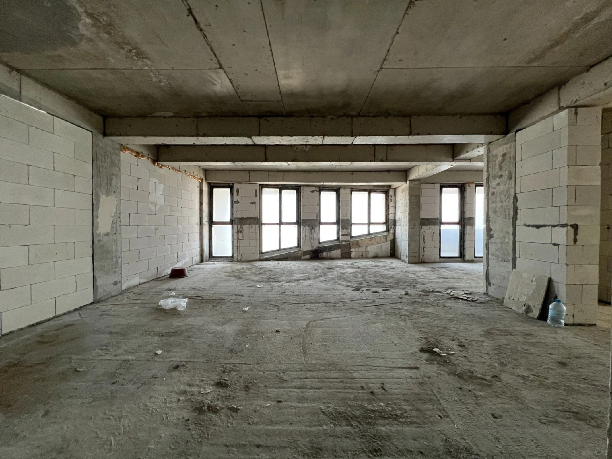 Satılır 5 otaqlı mənzil 303 m²