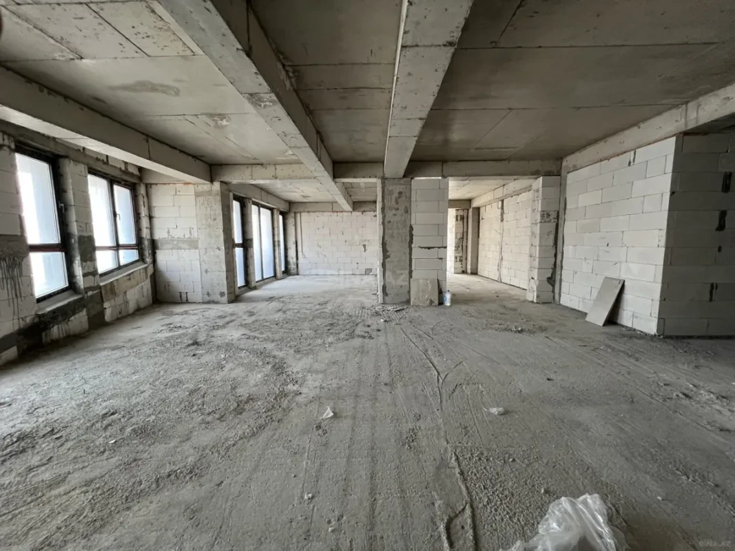 Satılır 5 otaqlı mənzil 303 m²