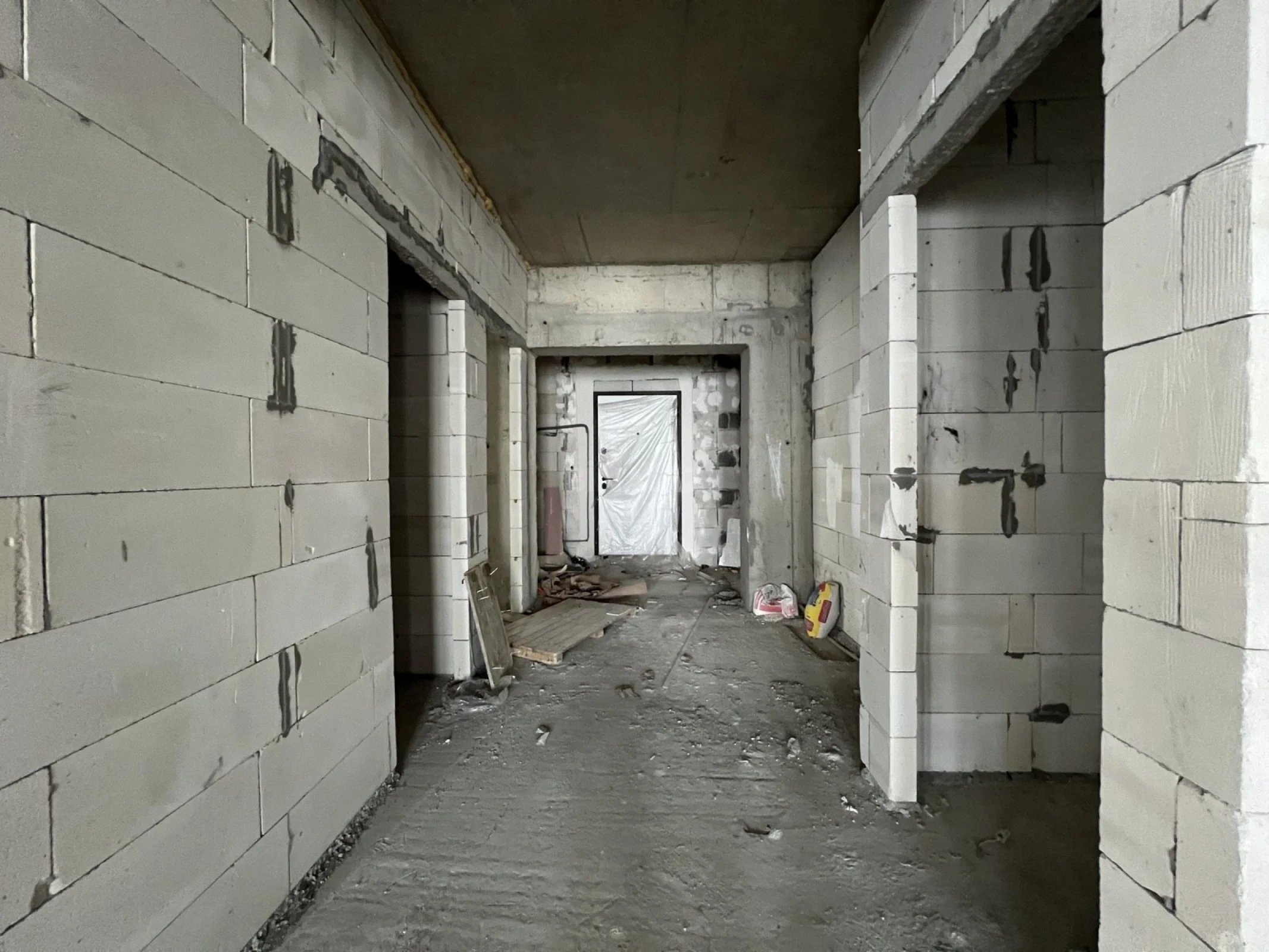 Satılır 5 otaqlı mənzil 303 m²