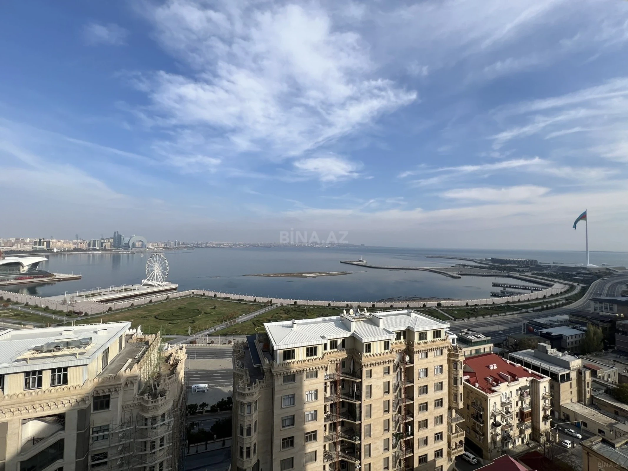 Satılır 5 otaqlı mənzil 303 m²