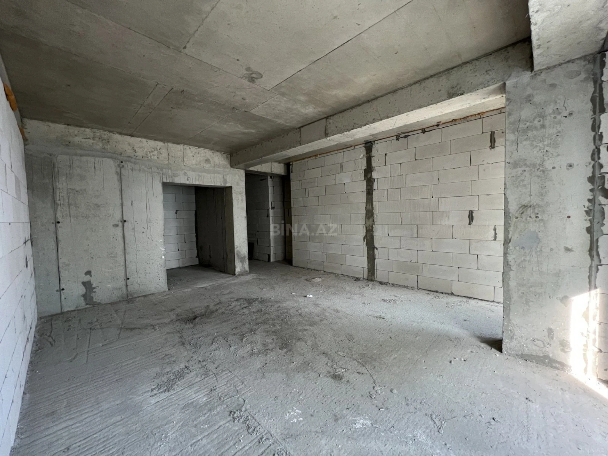 Satılır 5 otaqlı mənzil 303 m²