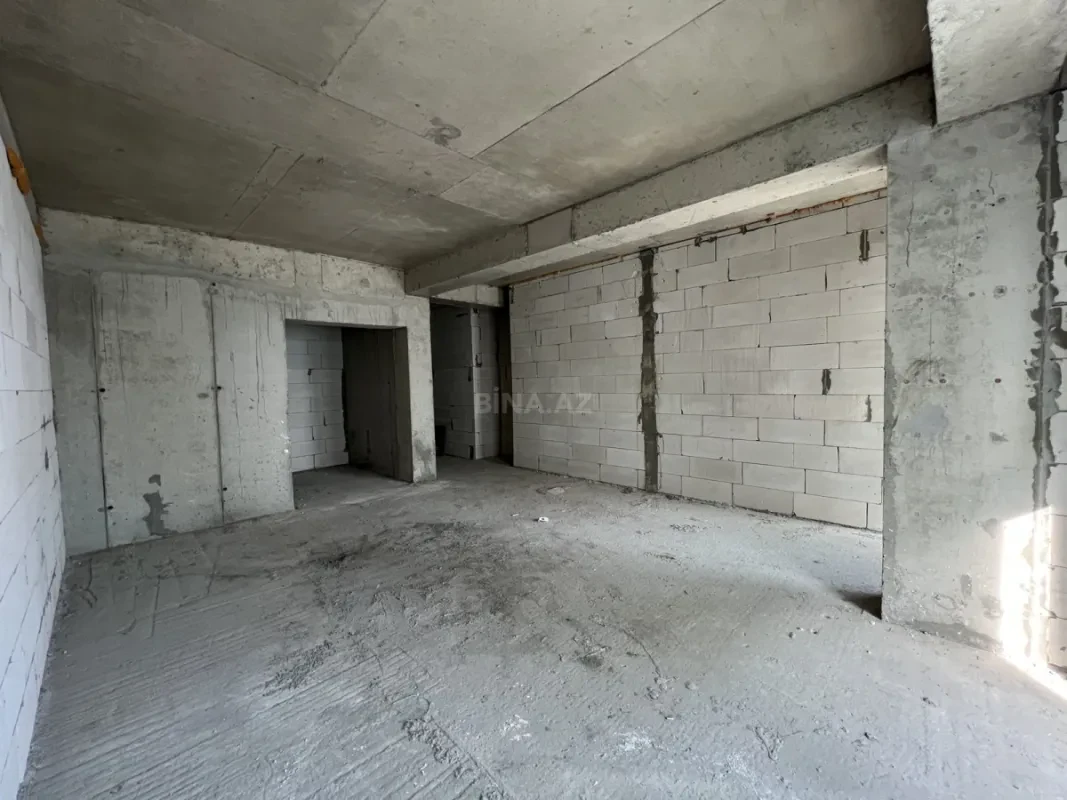 Satılır 5 otaqlı mənzil 303 m²