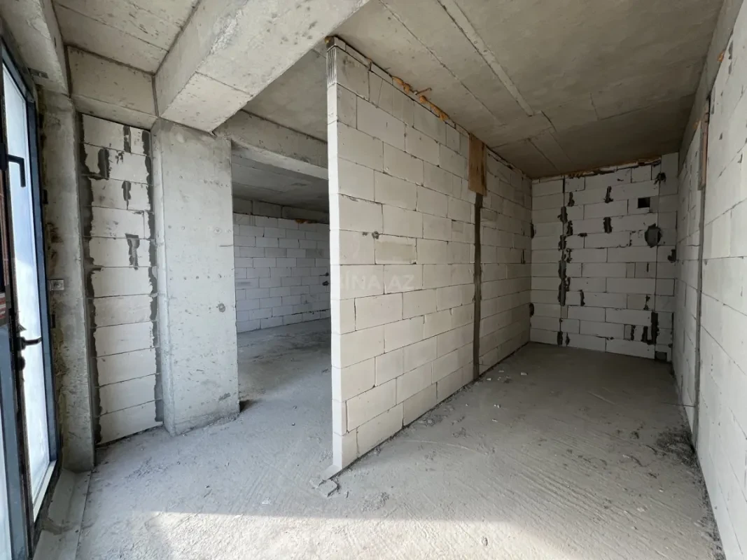 Satılır 5 otaqlı mənzil 303 m²