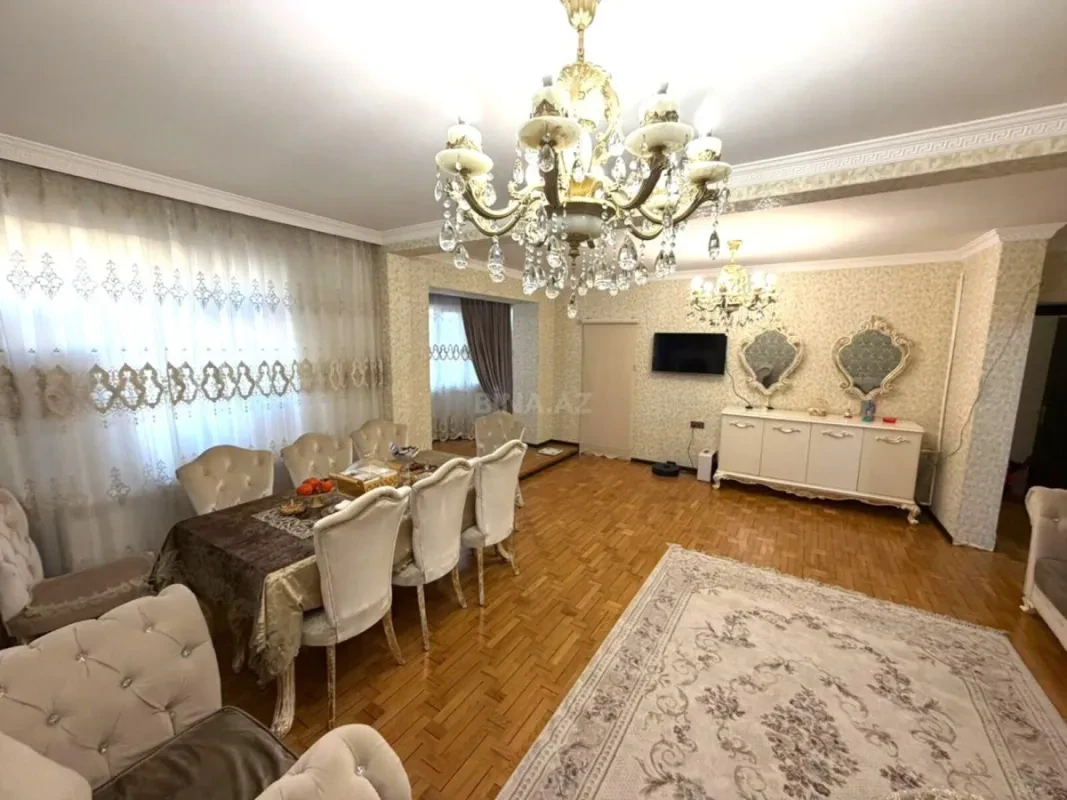 Satılır 5 otaqlı mənzil 130 m²