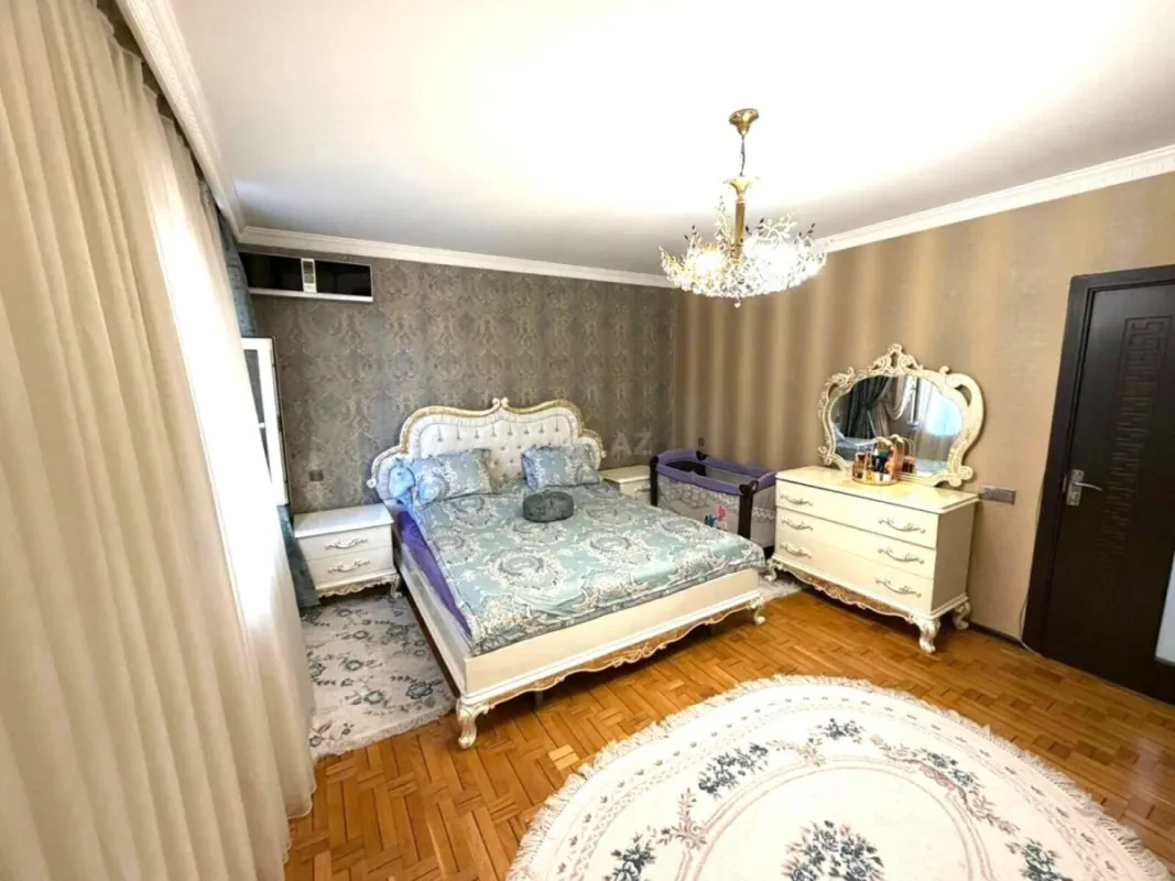 Satılır 5 otaqlı mənzil 130 m²