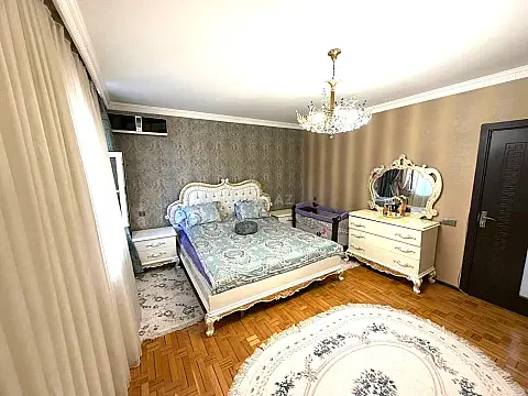 Satılır 5 otaqlı mənzil 130 m²