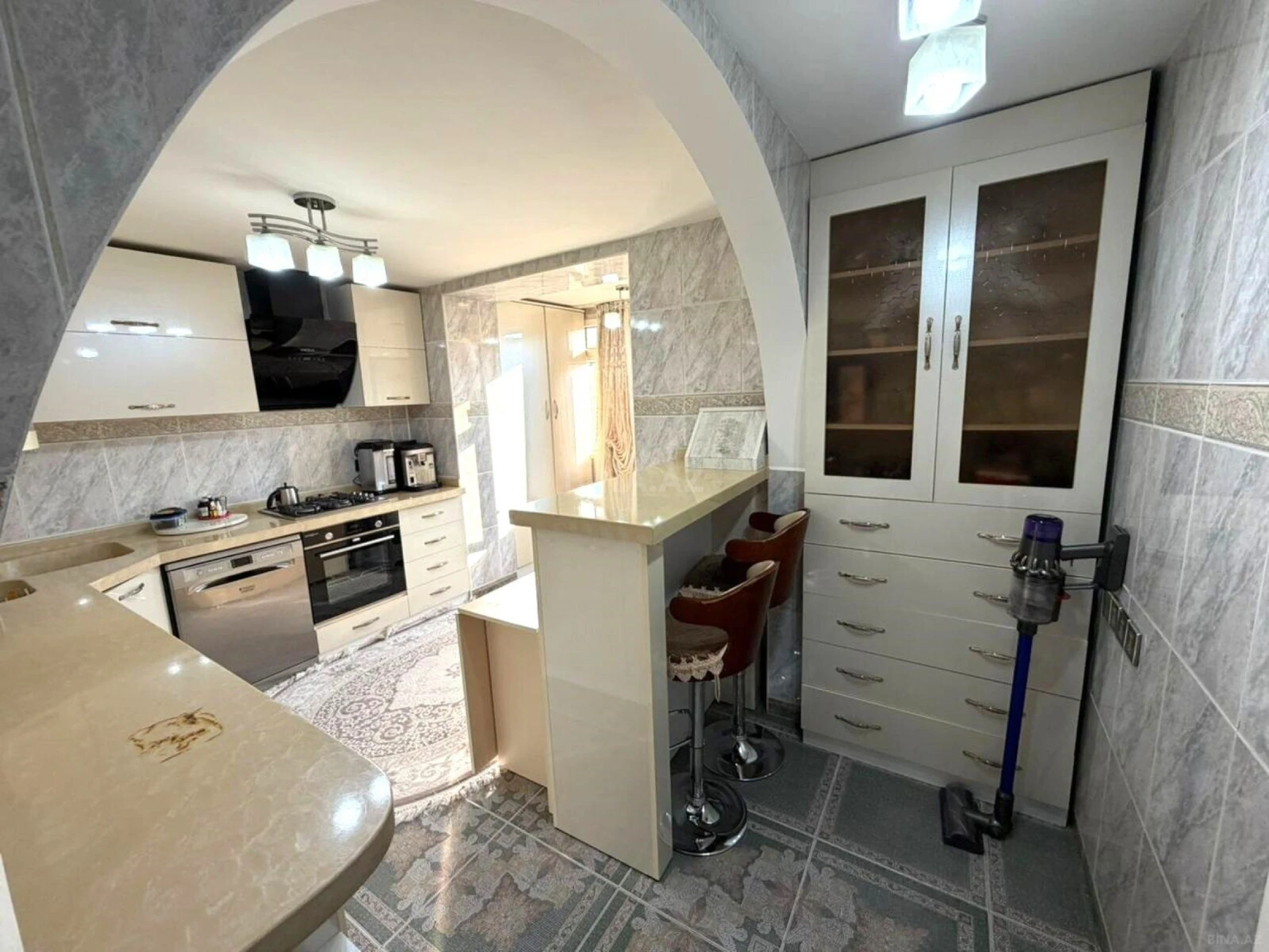 Satılır 5 otaqlı mənzil 130 m²