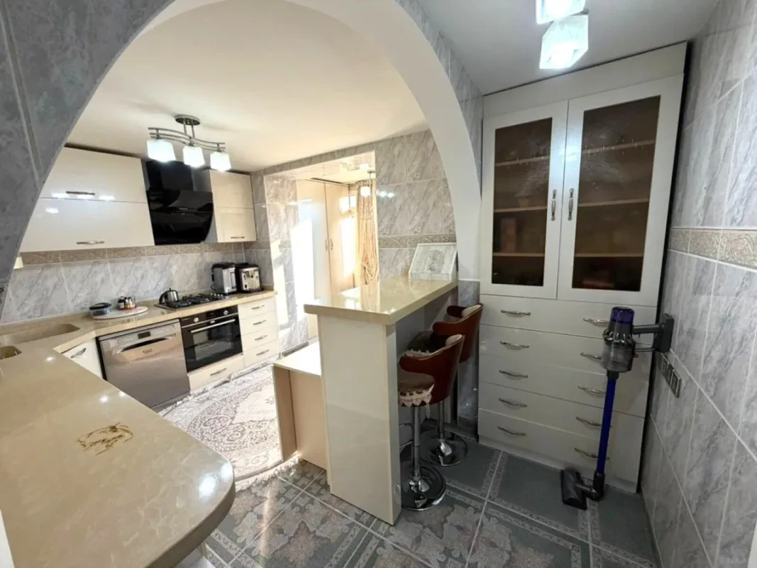 Satılır 5 otaqlı mənzil 130 m²