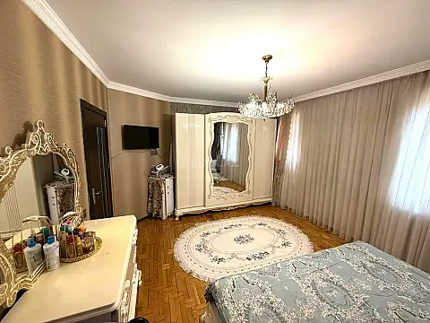 Satılır 5 otaqlı mənzil 130 m²