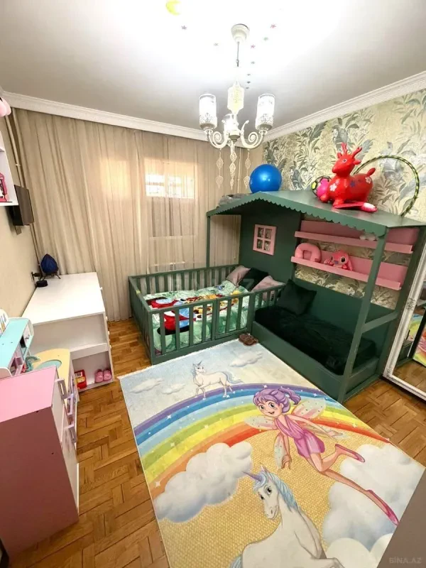 Satılır 5 otaqlı mənzil 130 m²