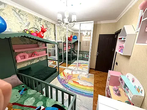 Satılır 5 otaqlı mənzil 130 m²