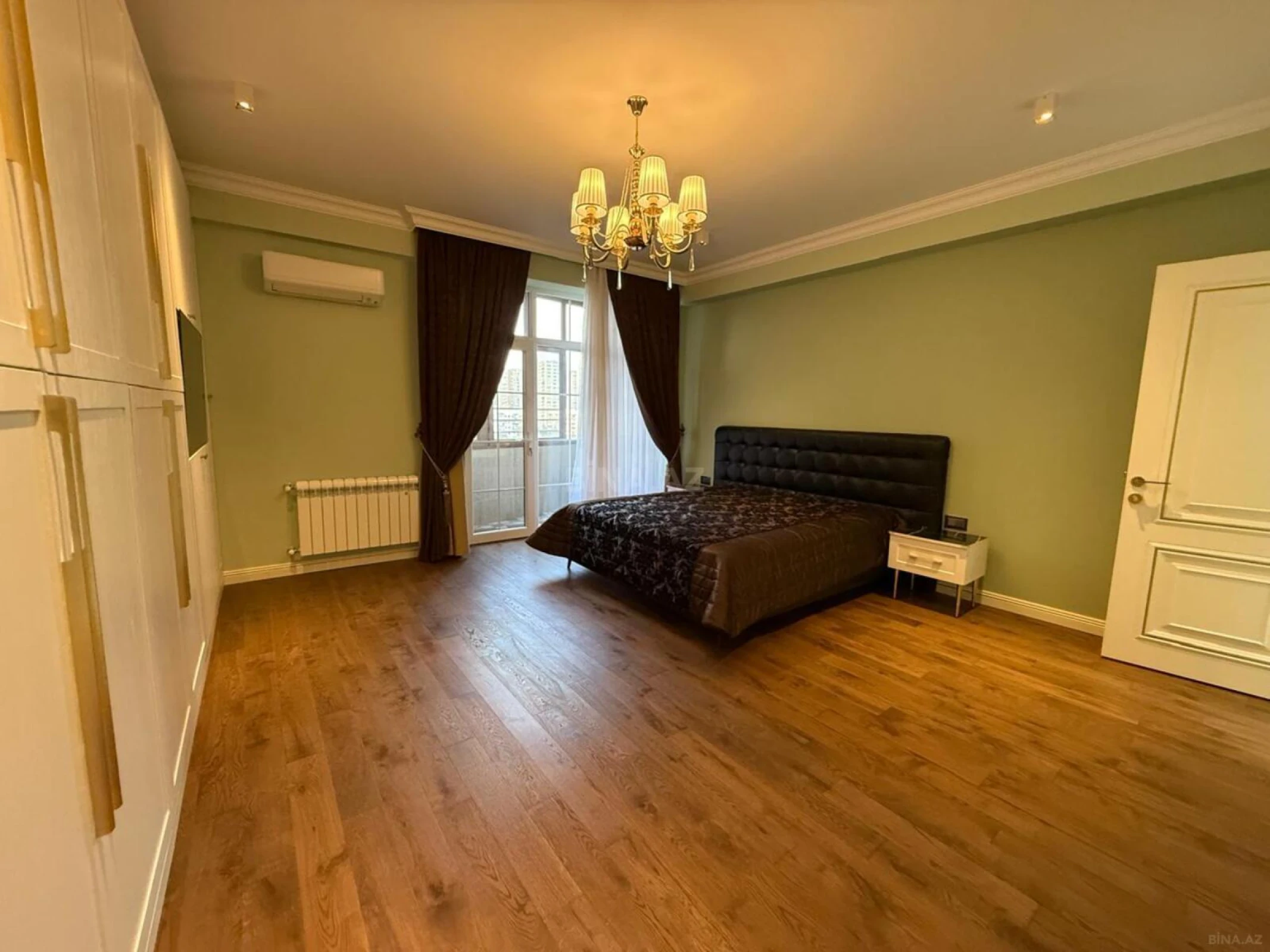 Satılır 4 otaqlı mənzil 160 m²