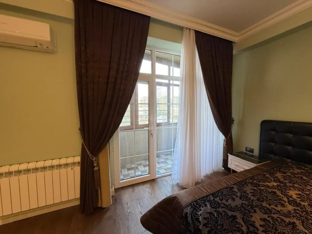 Satılır 4 otaqlı mənzil 160 m²