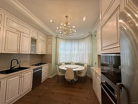 Satılır 4 otaqlı mənzil 160 m²
