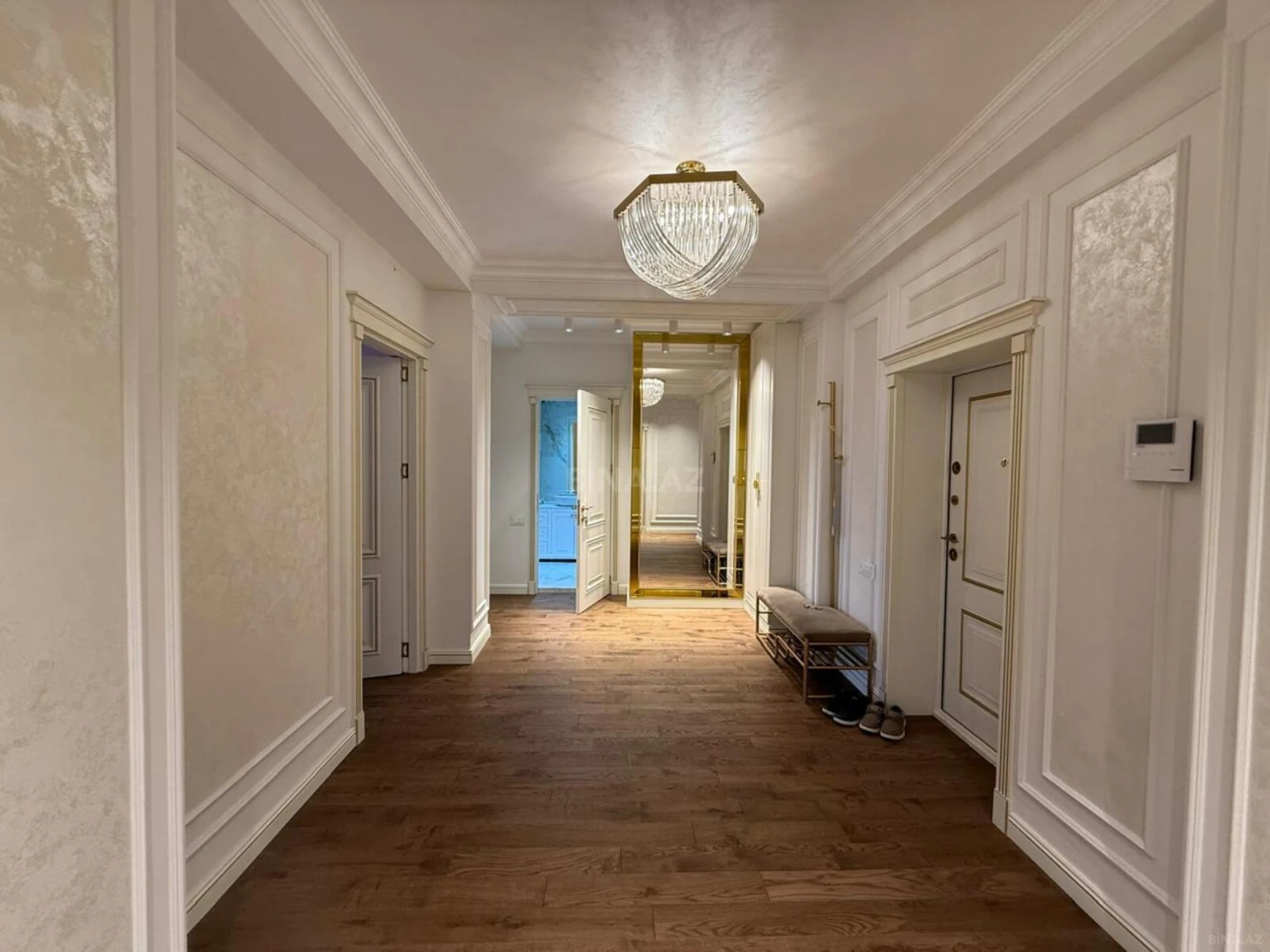 Satılır 4 otaqlı mənzil 160 m²