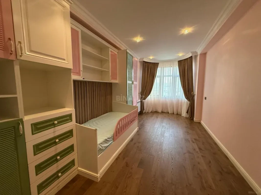 Satılır 4 otaqlı mənzil 160 m²