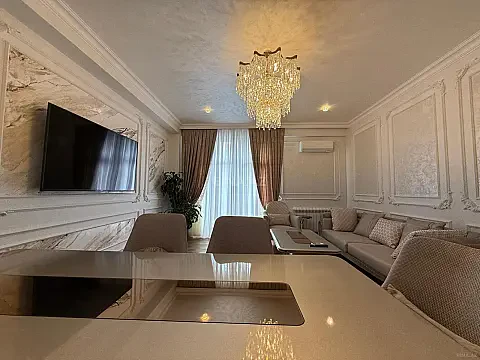 Satılır 4 otaqlı mənzil 160 m²