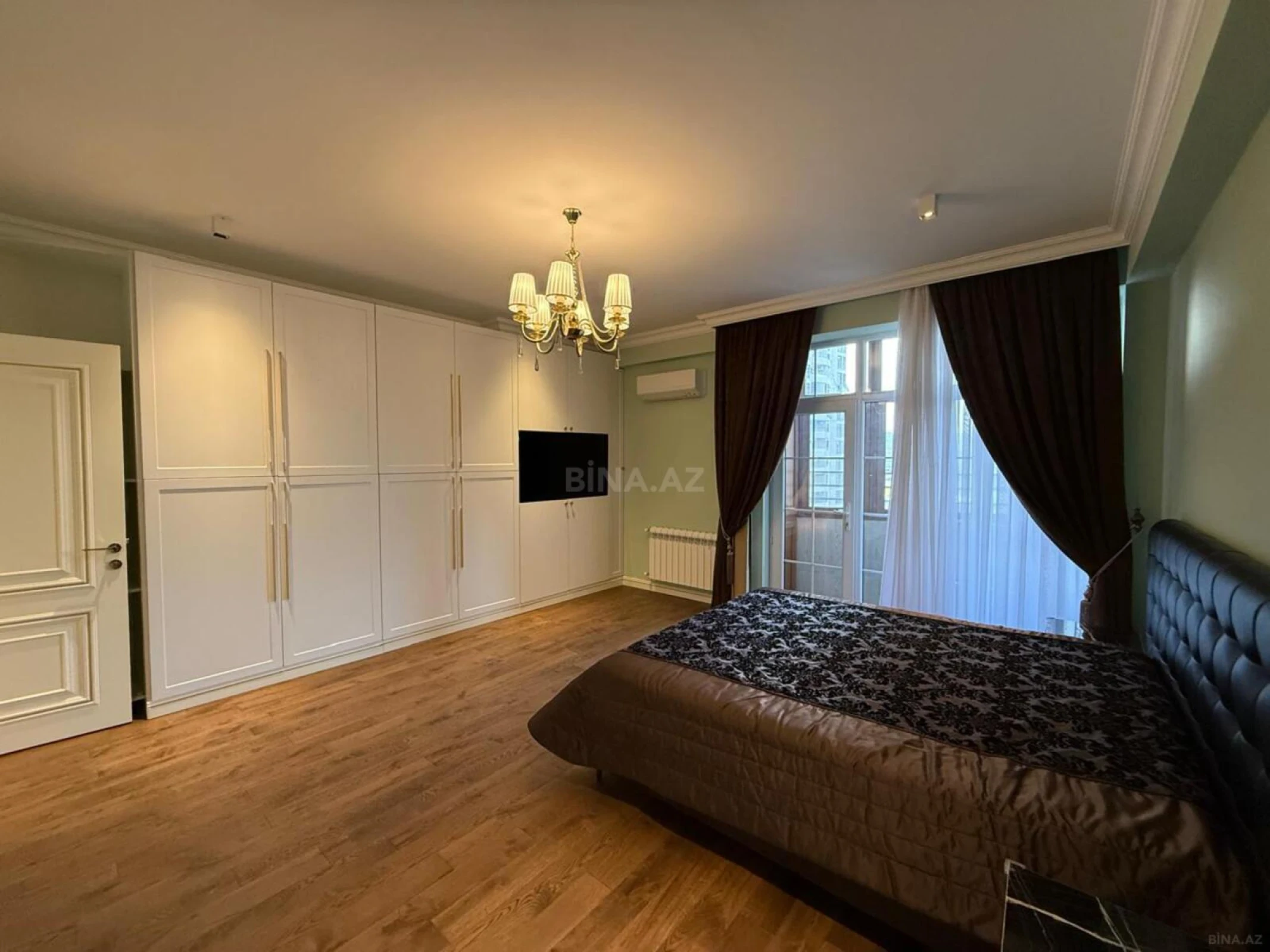 Satılır 4 otaqlı mənzil 160 m²