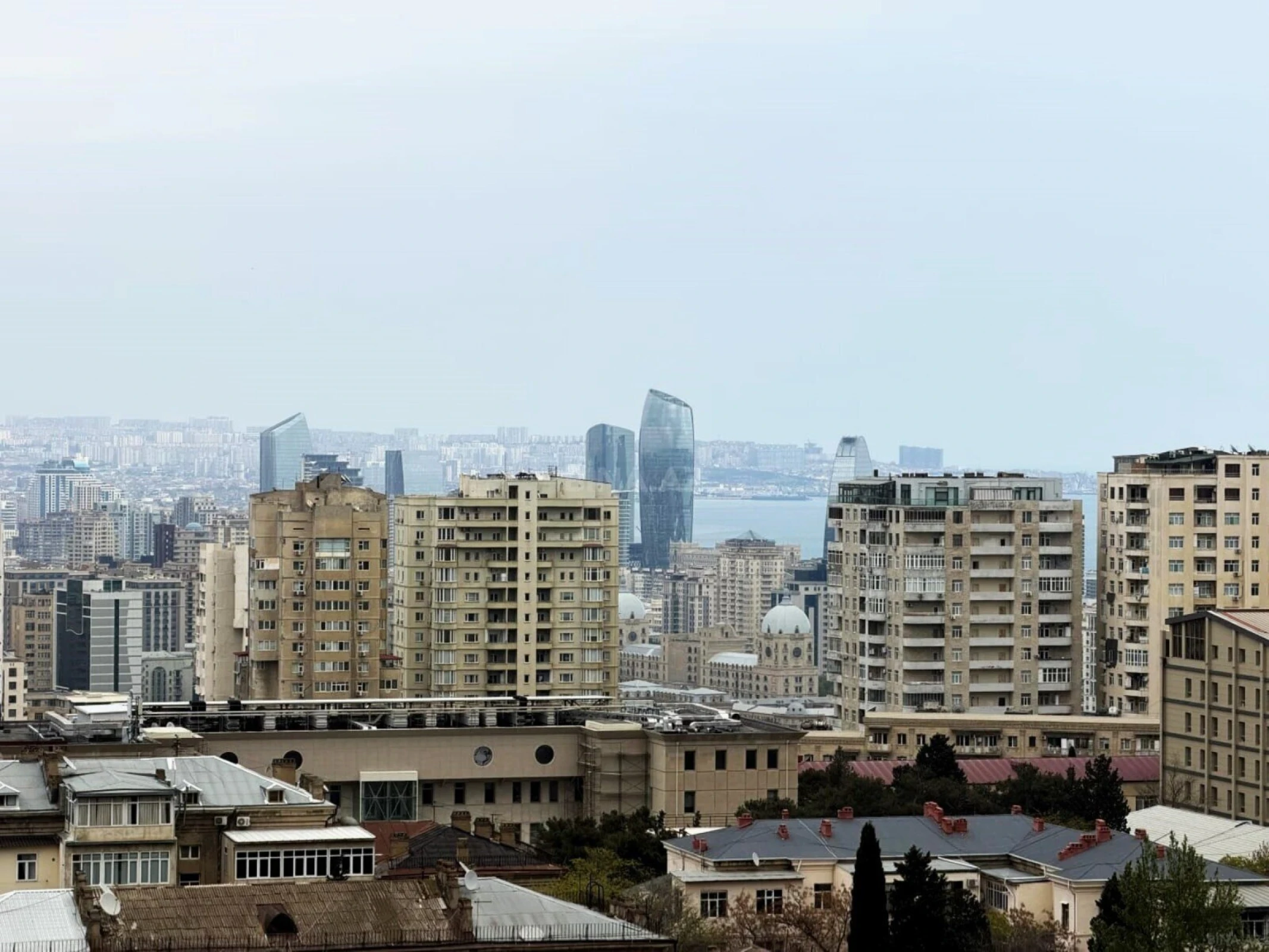 Satılır 4 otaqlı mənzil 218 m²