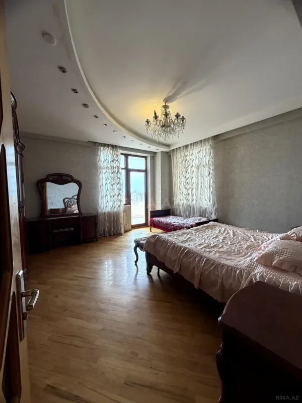 Satılır 4 otaqlı mənzil 218 m²