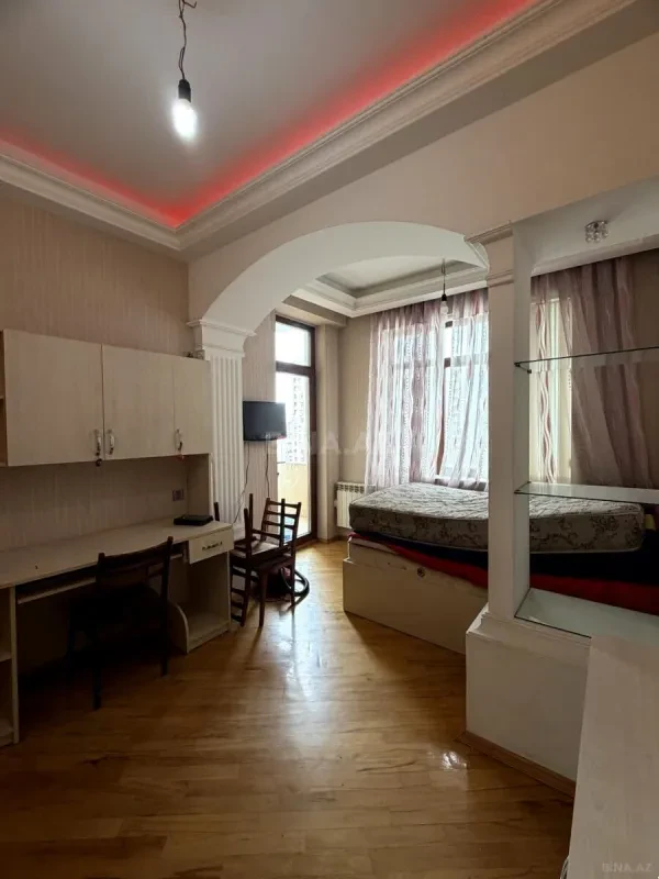 Satılır 4 otaqlı mənzil 218 m²