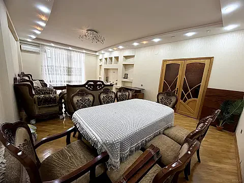 Satılır 4 otaqlı mənzil 218 m²